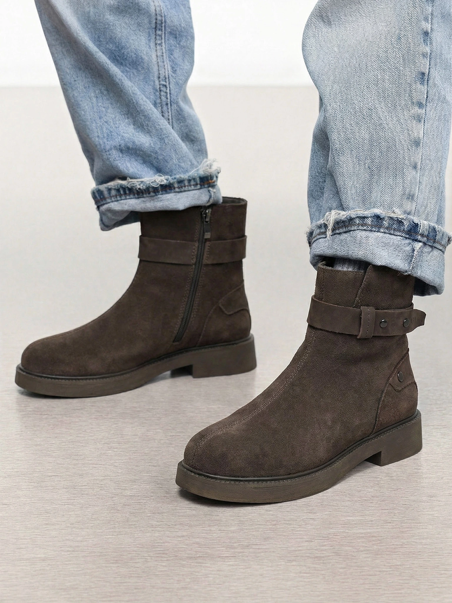 Ботинки оливкового цвета из натуральной замши на среднем каблуке